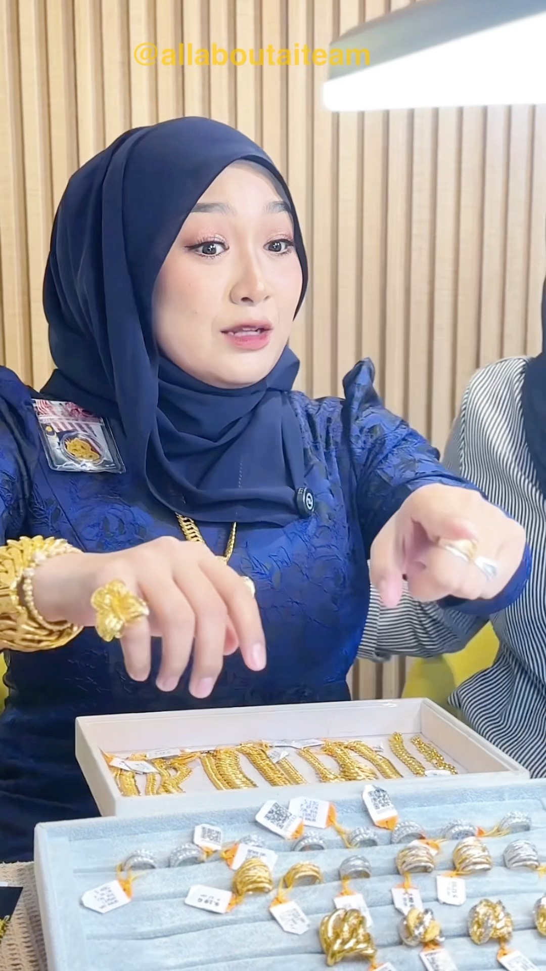 Asyik Kakdah Promote Emas!! Wah Buat Side Job Kedai Emas Pulak Kakdah ? #aifaridah #aiteam